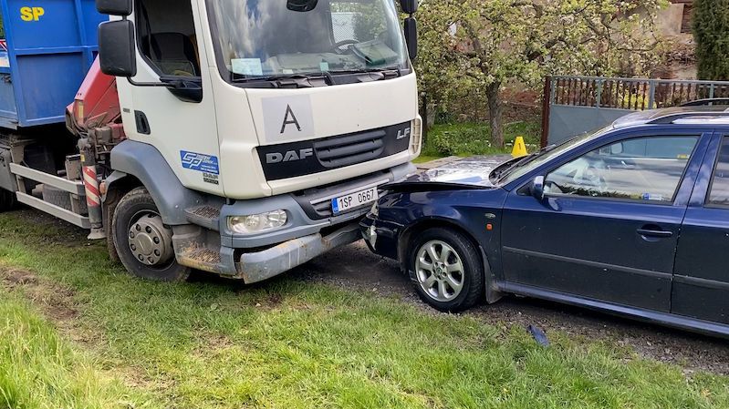 Opilý řidič na Rakovnicku nezvládl zatáčku a srazil muže u kontejneru
